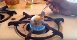 بالفيديو .. كيف تعرف ان ‫‏العسل‬ الذي تشتريه أصلي ام مغشوش!!