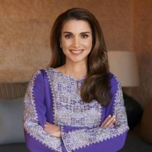 الملكة رانيا تهنئ الاردنية "نداء شرارة" بفوزها بلقب أحلى صوت