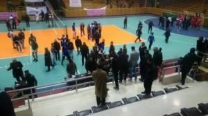 بالصور .. شجار واصابات وتكسير في نهائي دوري كرة الطائرة