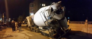 بالفيديو و الصور ...صدق او لا تصدق..شارع يبتلع "خلاط اسمنت" في عمان ..!