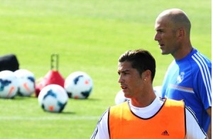 بالفيديو ... رونالدو يتحدى مدربه زيدان في الركلات الحرة.. فمن تفوق؟