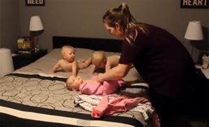 بالفيديو.. 44 مليون مشاهدة لأم تكافح لتلبيس أطفالها الأربعة