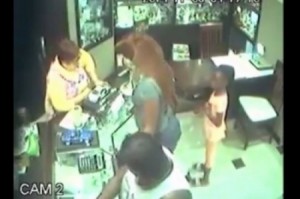 فيديو خطير...طفلة محترفة في السرقة.. شاهدوا ماذا فعلت!