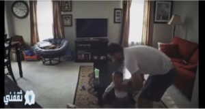 بالفيديو...زوجة تركت أبنتها مع زوجها ووضعت لهم كاميرا مراقبة .. ولكن حدثت مفاجآة!