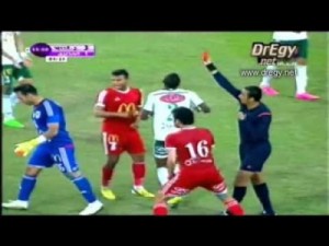 بالفيديو .. حارس مرمى يخوض المباراة بعصبيته وعضلاته