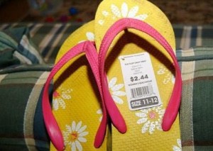 بالفيديو ...تحذير من حذاء خطير يأتي من الصين ويسبب مرض خطير