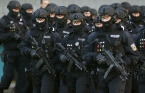 900 شرطي لمداهمة بيت دعارة واحد