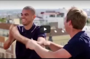 بالفيديو...لاعب ريال مدريد يغني "حبيبي يا نور العين" لعمرو دياب