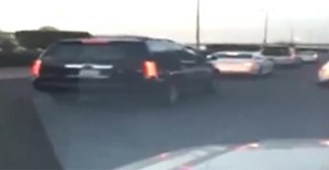 بالفيديو...كويتي "يعصب" على زفة معرس بعد اغلاقهم الطريق وسيرهم ببطء شديد