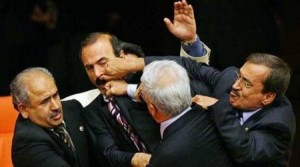 بالفيديو .. اشتباك بالأيدي بين ضيفين على الهواء وسط رعب المذيعة