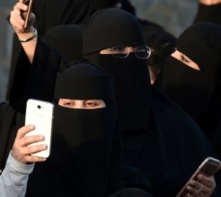 اخترقت هاتف زوجها فطردتها الإمارات