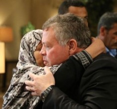 بالصـور... جلالة الملك عبدالله الثاني يلتقــي أسـر الشهــداء السبعـة