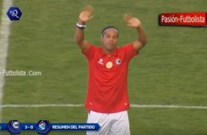 بالفيديو ...رونالدينيو يبهر العالم في مباراة استعراضية بمهارات عالية