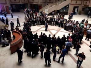 بالصـور...محـامون يتوقفون عـن العمـل حـدادا على زميليها المغـدوران