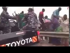 بالفيديو.... ماذا فعل الحرس الرئاسي لهذا الزعيم الذي كان يٌحيي شعبه في جولة تفقدية