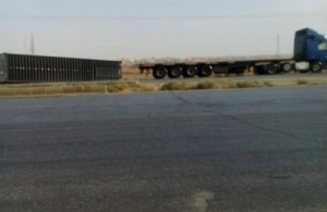 بالصور.. انزلاق 7 شاحنات على الطريق الصحراوي بسبب شدة الرياح