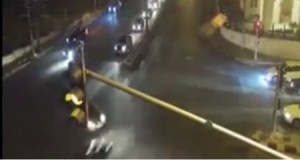 بالفيديو ...ماذا حدث بعد قطع احد المركبات الإشارة الضوئية " حمراء " في منطقة الرابية