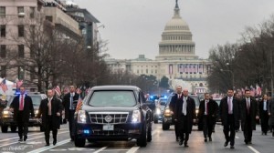 تحقيق أمني بعد رشق موكب ترامب بـ"شيء مجهول"