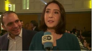 الأمير علي يمازح زوجته أثناء حوار مع قناة "DW" .. فيديو