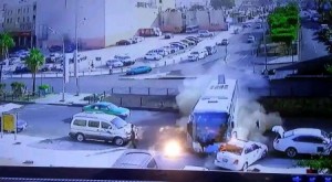 بالفيديو والصور .. اصابة 7 اشخاص بتصادم حافلة مع 4 مركبات في العقبة