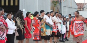 ملك أفريقي يقرر منع الطلاق..على ذمته 15 زوجة