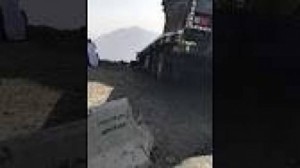 فيديو يحبس الانفاس ... شاحنة معلقة فوق واد سحيق!
