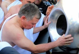 بالصور.. الملك يؤدي مناسك العمرة