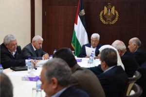 الرئيس الفلسطيني محمود عباس وأعضاء من فتح يتدخلون لإنهاء خلاف زوجي