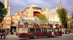 بالفيديو .. تركي يصفع فتاة لارتدائها سروال قصير في رمضان