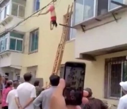 بالفيديو .. حاولت الهرب من زوجة عشيقها بالقفز من النافذة.. اليكم ما حصل