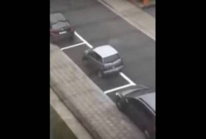 فيديو مضحك .. أسوأ محاولة ركن سيارة صغيرة في مساحة كبيرة!