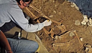 بالفيديو .. رُغم أنّه عملٌ غير أخلاقي .. هؤلاء المشاهير يريدُ العلماء نبشَ قبورهم .. ما السبب!؟