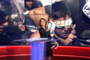 بالفيديو..ابن مذيعة قناة العربية يقتحم نشرة الأخبار