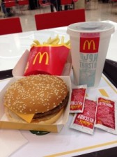 منع طالبة محجبة من الدخول إلى سلسلة مطاعم شهيرة والإدارة تعتذر