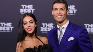 لأول مرة .. الكشف عن وجه طفلة كريستيانو رونالدو المولودة حديثاً!