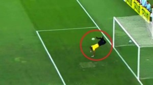 بالفيديو :حارس برازيلي يكرر "صدة العقرب" لهيغيتا "المجنون"!