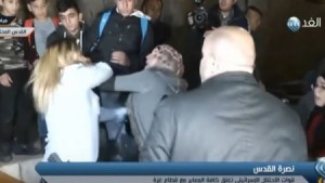 بالفيديو...فلسطينية تضرب مجندة إسرائيلية اعتدت على فتاة صغيرة بالقدس