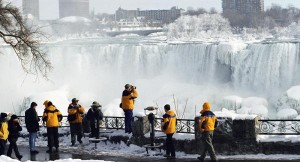 تجمد شلالات نياجرا في كندا بسبب الصقيع