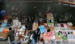 ملثمون يهاجمون محلاً تجارياً بوسط البلد بالسيوف والقبض على احدهم - فيديو