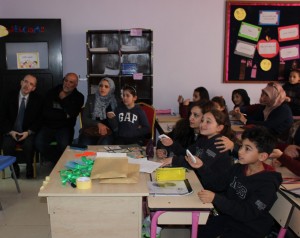 .. مدارس النظم ..أولياء الأمور يشاركون أبناءهم صفياً في تجربة نوعية في Smart Class room