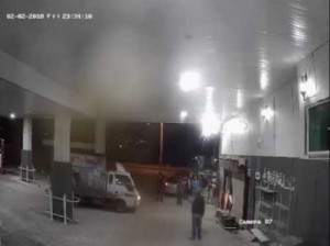 بالفيديو...سائق مخمور كاد يتسبب بكارثة داخل محطة محروقات في اربد