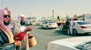 ما حقيقة توزيع هيئة الأمر بالمعروف بالسعودية أزهار الفالنتاين على المارة في الشوارع ؟