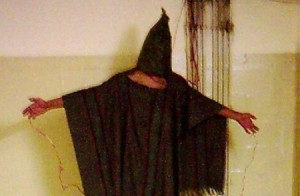 بالفيديو...صاحب أشهر صورة في "أبو غريب" يروي فظائع الأمريكان!