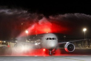 شاهد كيف أحتفلت إسرائيل بهبوط الرحلة الجوية الأولى لديها عبر السعودية