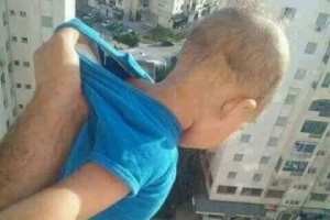 حدث في الاردن...شاهد ماذا فعل الأب بابنه المصاب بالتوحد ..رماه من اعلى عمارة ثم قام بحرقه