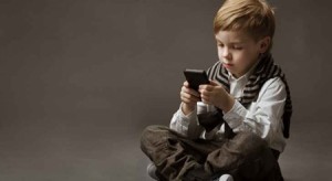 بالفيديو...الجرائم الإلكترونية تحذر من مخاطر الهواتف الذكية على الأطفال