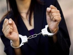 الأمن يضبط فتاة سرقت دفتر شيكات وصرفت 12 الف دينار في عمان
