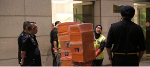 وكأن كنوز ماليزيا خزنها رئيس الوزراء السابق في حقائب!