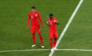 بالفيديو...ألاف البراغيث هاجمت لاعبي تونس و انجلترا اثناء المباراة