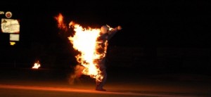 شاب يشعل النيران بزميله بسبب مباراة مصر وروسيا